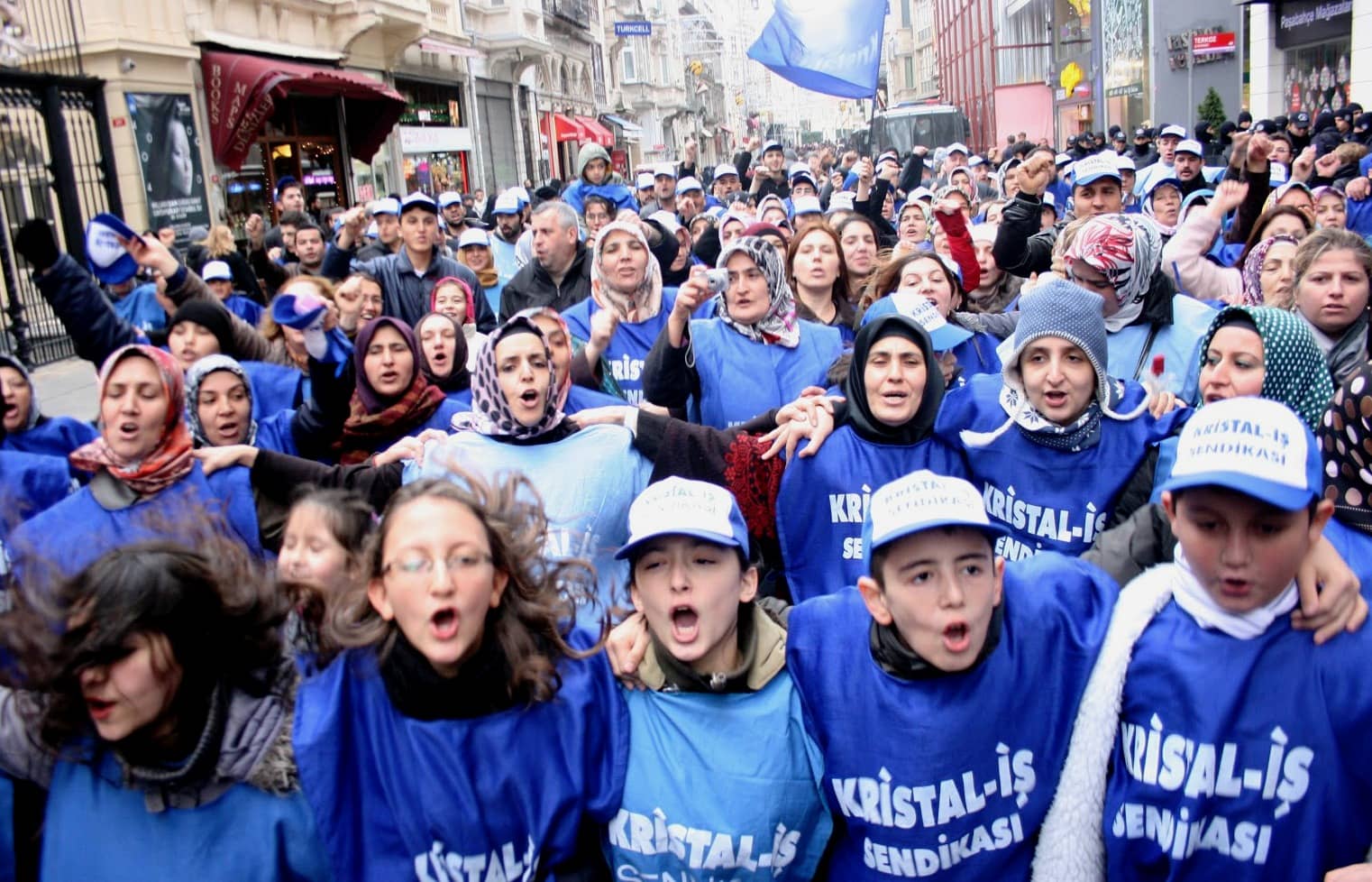 Pınar Gültekin’in vahşice katledilmesinin ardından hem kadın cinayetleri hem de kadına karşı şiddetin engellenmesine yönelik, 2011 yılında İstanbul’da imzaya açıldığı için İstanbul Sözleşmesi olarak bilinen uluslararası sözleşme üzerine tartışmalar gündeme geldi. “Kadınlar kadınları destekliyor” sloganıyla başlayan sosyal medya kampanyası “İstanbul Sözleşmesi yaşatır” sloganının da ön plana çıkmasına sebep oldu. Çünkü Pınar Gültekin’in öldürülmesi, İstanbul Sözleşmesi’nin iptal edilmesinin tartışıldığı bir 