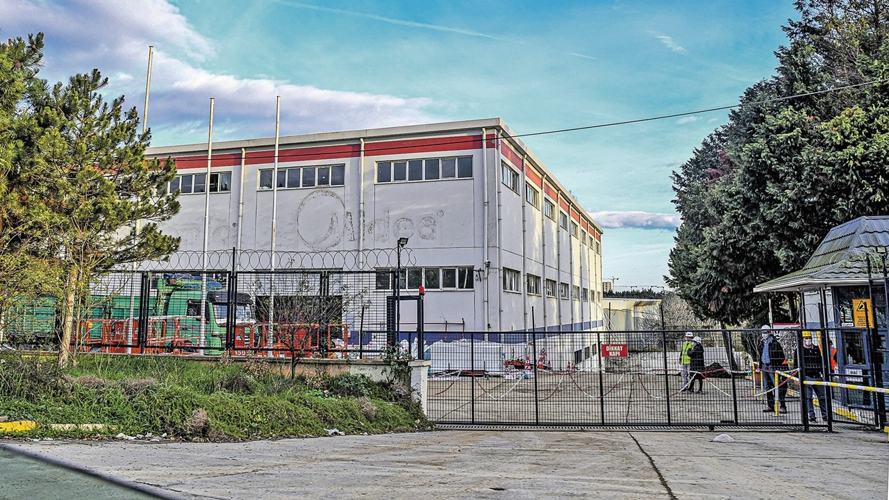 Tuzla OPPO fabrikasından bir işçi