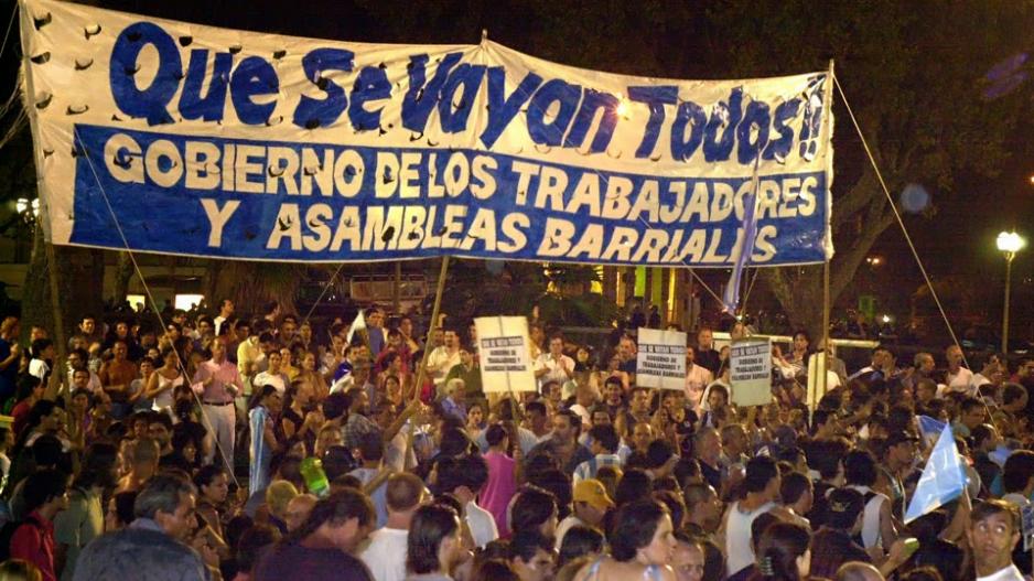 Arjantin’de 2001 yılında ekonomi Aralık sonunda Argentinazo (Arhentinaso okunuyor) ismiyle tarihe geçecek dev bir halk isyanıyla sarsılmıştı. Argentinazo, başkanlık sarayından helikopterle kaçan başkan De La Rua’nın yerine seçilen üç başkanı, yani toplam dört başkanı devirmiş, ancak beşincisi ayakta kalabilmişti. Bu isyan IMF’nin ve kemer sıkma politikalarının uzun süre önünü kesti. Arjantin burjuvazisi sol görünümlü hizmetkârı Peronizmin kollarına sığınacaktı. Ama 2015’te seçilen sağcı ve piyasacı Macri, 2