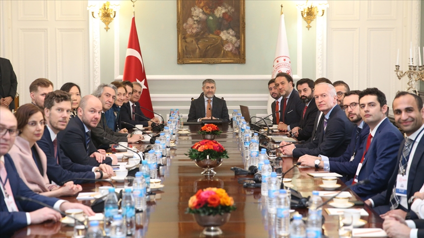 Hazine Bakanı Nurettin Nebati yabancı sermayeye yaranmak için öyle laflar etti ki istibdad rejiminin gerçek yüzünü apaçık ortaya serdi. İşçiler anayasal haklarını kullanıp sendikalaştığında, hak aradığında, sadece mevzuatı değil anayasayı da çiğneyip polisle jandarmayla işçiye saldıran, grevleri gece yarısı kararnameleriyle yasaklayan, patronların Kod29 iftirasıyla işçi kıyımı yapmasına seyirci kalan, sigortasız işçi çalıştırmaya göz yuman iktidarın politikasını Nebati ne kadar güzel özetlemiş: “Hep beraber