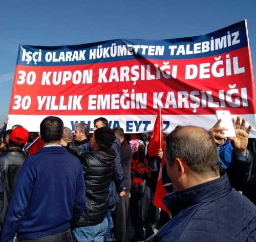 Seçim yaklaştıkça iktidarın Emeklilikte Yaşa Takılanlar için çözüm vaadi bir kez daha gündeme geldi. Daha önce pek çok miting ve eylem yapan EYT’liler sosyal medyada #5MilyonEYTliyiz diyerek taleplerini yükseltiyor. Çalışma ve Sosyal Güvenlik Bakanı Vedat Bilgin sorunun çözümü için farklı alternatiflerin masada olduğunu ve en uygun olanının devreye alınacağını söyledi ve 2022 yılı sonuna işaret etti.     AKP iktidarı sermayeye uygun formül arıyor Vedat Bilgin’in “en uygun” dediği formülün genelde işçi sınıf