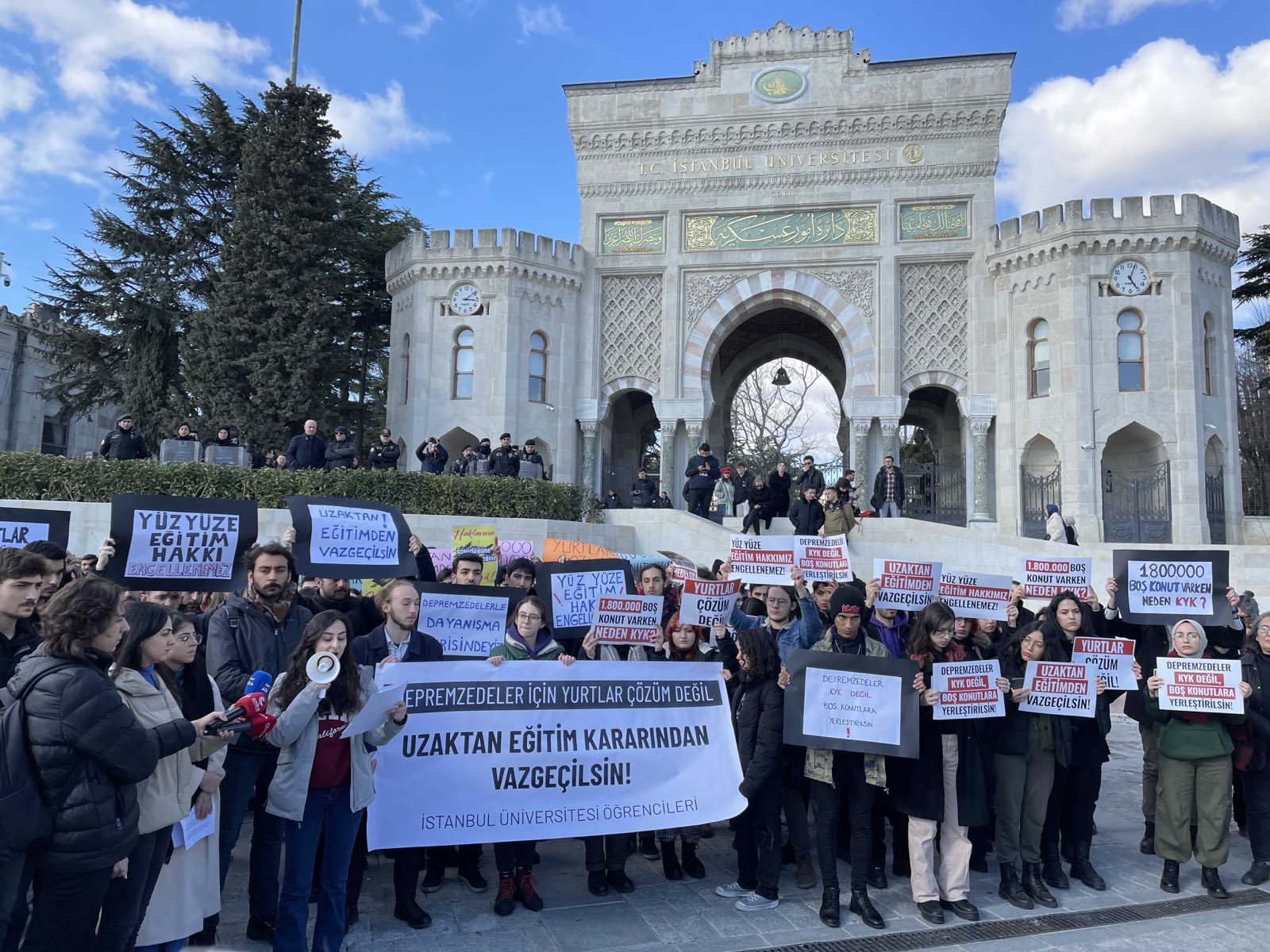 Geleceğimizi kurtarmak için, üniversitelere, mücadele etmeye! 