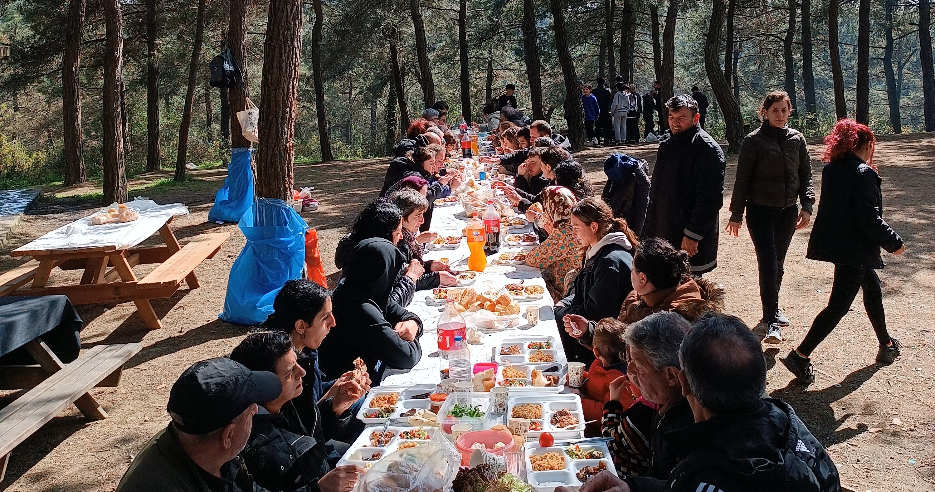 Dostların arasında güneşin sofrasında 1 Mayıs pikniğinde! 