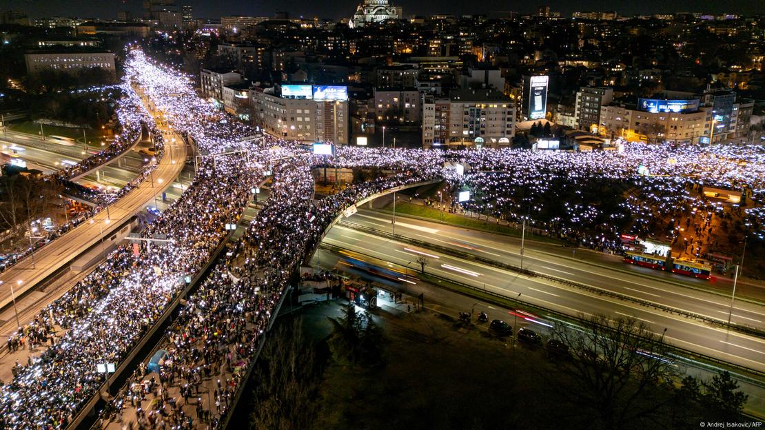 Sırbistan’da protestolar başbakanı istifaya zorladı