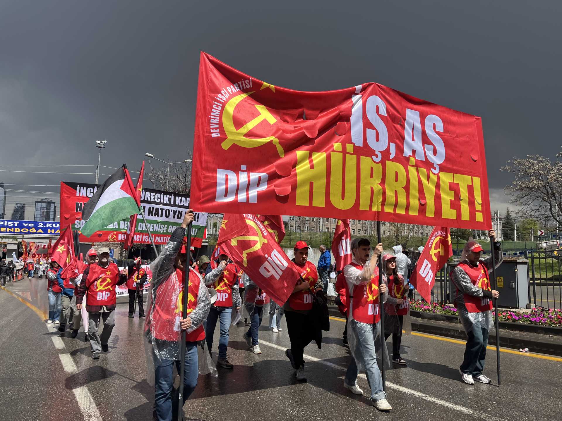 İş, aş, hürriyet için Ankara, İzmir ve Lüleburgaz 1 Mayıs kortejlerinde buluştuk!