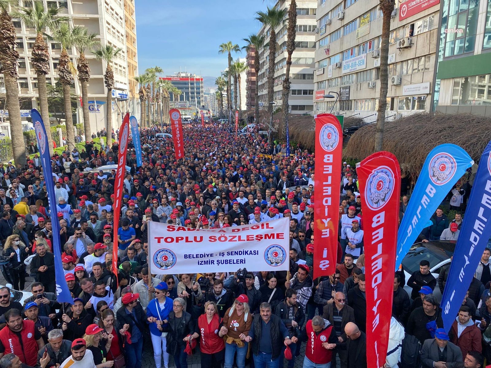 İzmir Büyükşehir Belediyesi’nde işçi düşmanlığında geri adım: İşçiler işe iade edildi!