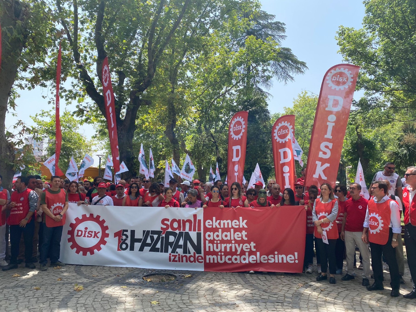 DİSK’in Ankara’ya taşınması kadar kötü olan şey bu kararın tartışılmasının ve eleştirilmesinin engellenmesidir DİSK’in Ankara’ya taşınması kadar kötü olan şey bu kararın tartışılmasının ve eleştirilmesinin engellenmesidir