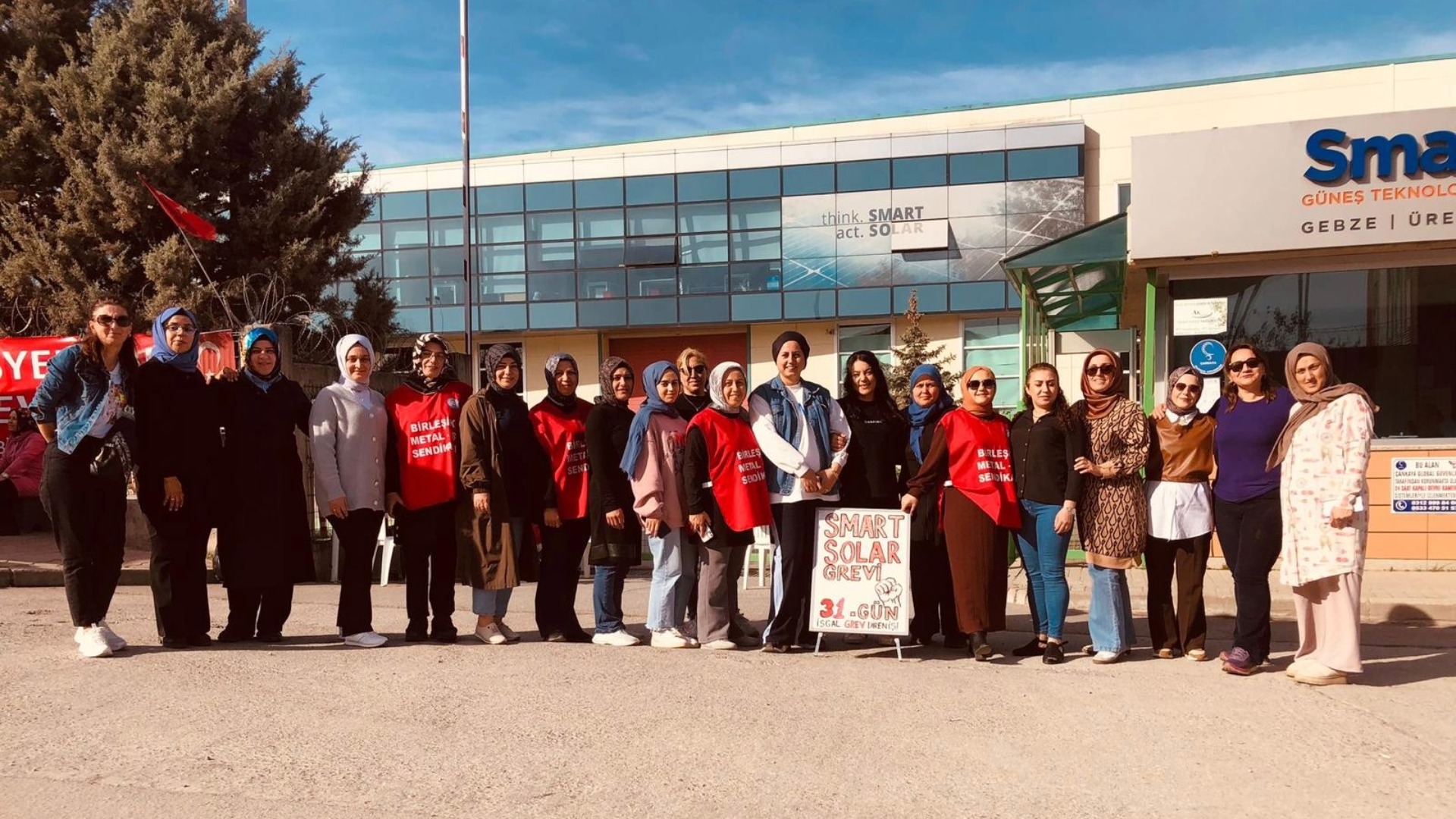 Smart Solar grevinden bir işçi kadın: Smart Solar grevinden selamlar