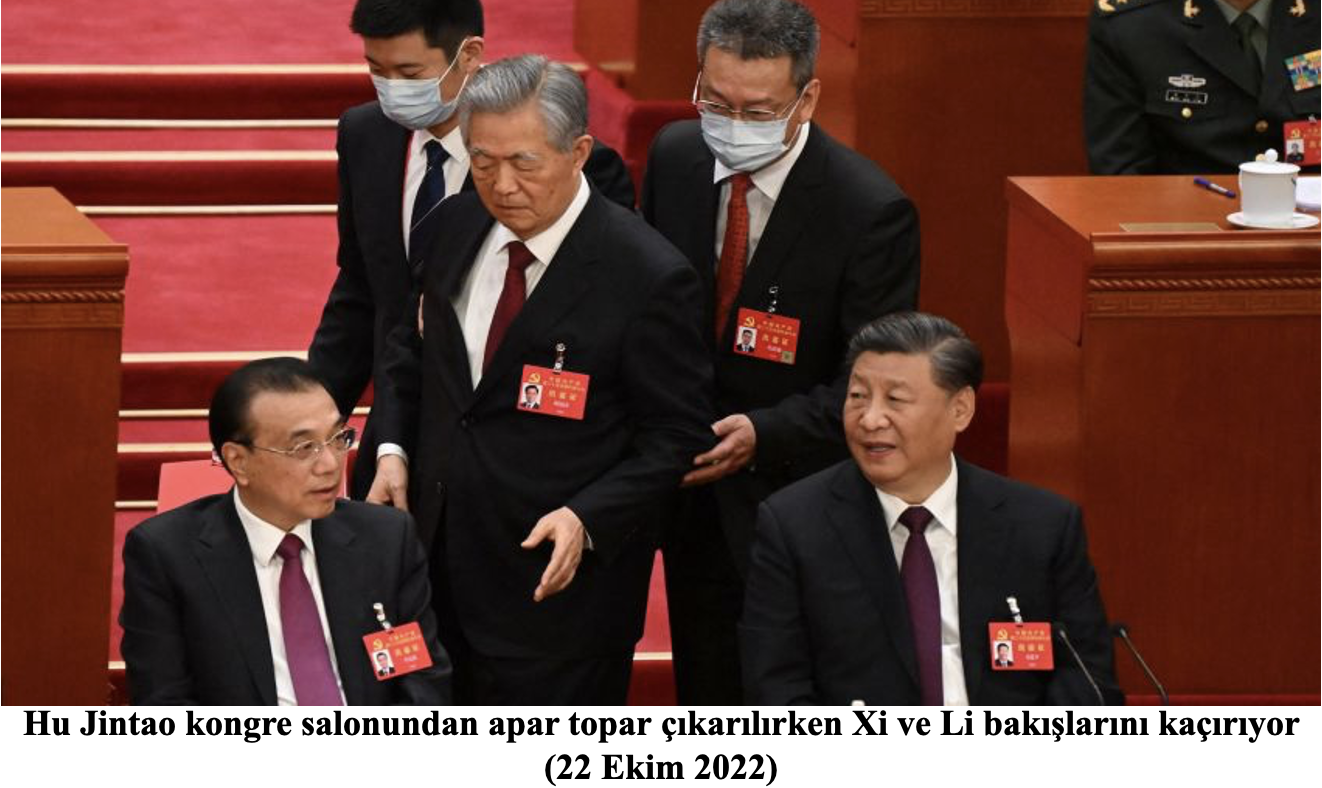 Hu Jintao kongre salonundan apar topar çıkarılırken Xi ve Li bakışlarını kaçırıyor (22 Ekim 2022)