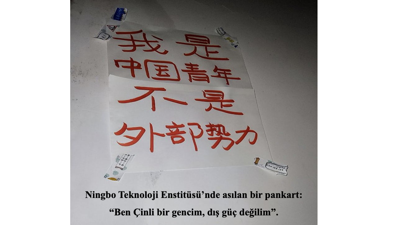 Ningbo Teknoloji Enstitüsü’nde asılan bir pankart: “Ben Çinli bir gencim, dış güç değilim”.