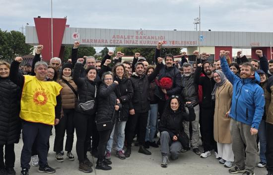 Dersimiz dayanışma dedi; öğrencilerini ve işçileri iş, aş, hürriyet mücadelesinde yalnız bırakmadı! Onlar da Levent yoldaşımızı! Dayanışma dersi, geride kimseyi bırakmamak için açık derslerle, sınıf okullarıyla devam ediyor! 