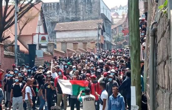 Madagaskar’da yas ve mücadele iç içe!