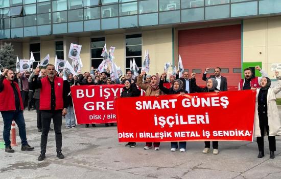 Smart Solar grevinden bir işçi kadın: İş, aş, hürriyet için! İnsanca bir yaşam için!