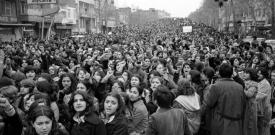 İran İslam Cumhuriyeti’ne rağmen 1979 devrimini savunmak