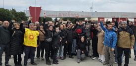 Dersimiz dayanışma dedi; öğrencilerini ve işçileri iş, aş, hürriyet mücadelesinde yalnız bırakmadı! Onlar da Levent yoldaşımızı! Dayanışma dersi, geride kimseyi bırakmamak için açık derslerle, sınıf okullarıyla devam ediyor! 