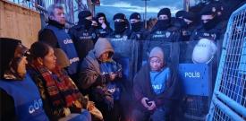 Patronun defalarca anayasayı çiğneyerek grev kırıcılığı yaptığı, en son fabrikadaki üretim araçlarını başka bir fabrikaya taşıdığı Temel Conta fabrikasında 13 aydır süren grev yeni fabrikanın önüne taşındı. İzmir’in Kemalpaşa ilçesinde faaliyet gösteren Temel Conta fabrikasında çalışan, Petrol-İş Sendikası’nda örgütlü işçiler, patronun yetkiye rağmen sendikal haklarını tanımaması ve Toplu İş Sözleşmesi masasına oturmaması nedeniyle 10 Aralık 2024’te greve çıkmıştı. 13 aydır süren grevin ilk gününden bu yana