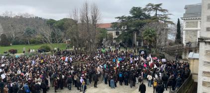 Boğaziçi Üniversitesi’nde kayyım yönetim, keyfi kararlarına karşı direnen öğrencilere çevik kuvvetle saldırdı! Üniversiteleri savunmak için örgütlü mücadeleyi büyütmeye!