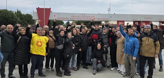 Dersimiz dayanışma dedi; öğrencilerini ve işçileri iş, aş, hürriyet mücadelesinde yalnız bırakmadı! Onlar da Levent yoldaşımızı! Dayanışma dersi, geride kimseyi bırakmamak için açık derslerle, sınıf okullarıyla devam ediyor! 