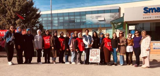 Smart Solar grevinden bir işçi kadın: Smart Solar grevinden selamlar