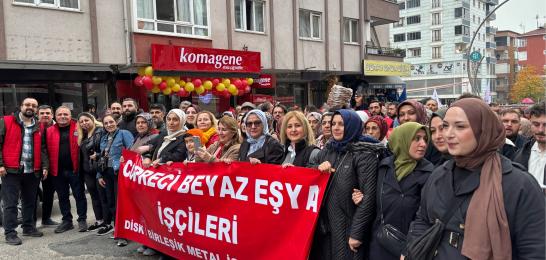 Yüzde doksanı kadın işçilerden oluşan bir fabrika olarak işçi sınıfımıza; neredeyse yirmi yıl sefil koşullarda çalıştırılmış emekçi kadınların, sendikalı olduktan ve üç toplu sözleşme dönemi geçirdikten sonra insanca çalışma koşullarına nasıl ulaşabildiğini gösterdiğimiz emsal bir sözleşmeye hazırlanıyoruz. Yolumuz açık olsun! Yaşasın örgütlü mücadelemiz!