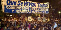 Arjantin’de 2001 yılında ekonomi Aralık sonunda Argentinazo (Arhentinaso okunuyor) ismiyle tarihe geçecek dev bir halk isyanıyla sarsılmıştı. Argentinazo, başkanlık sarayından helikopterle kaçan başkan De La Rua’nın yerine seçilen üç başkanı, yani toplam dört başkanı devirmiş, ancak beşincisi ayakta kalabilmişti. Bu isyan IMF’nin ve kemer sıkma politikalarının uzun süre önünü kesti. Arjantin burjuvazisi sol görünümlü hizmetkârı Peronizmin kollarına sığınacaktı. Ama 2015’te seçilen sağcı ve piyasacı Macri, 2