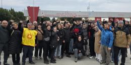 Dersimiz dayanışma dedi; öğrencilerini ve işçileri iş, aş, hürriyet mücadelesinde yalnız bırakmadı! Onlar da Levent yoldaşımızı! Dayanışma dersi, geride kimseyi bırakmamak için açık derslerle, sınıf okullarıyla devam ediyor! 