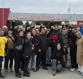 Dersimiz dayanışma dedi; öğrencilerini ve işçileri iş, aş, hürriyet mücadelesinde yalnız bırakmadı! Onlar da Levent yoldaşımızı! Dayanışma dersi, geride kimseyi bırakmamak için açık derslerle, sınıf okullarıyla devam ediyor! 