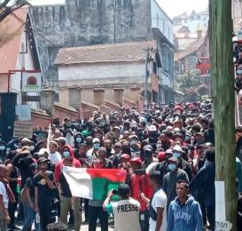 Madagaskar’da yas ve mücadele iç içe!