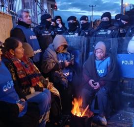 Patronun defalarca anayasayı çiğneyerek grev kırıcılığı yaptığı, en son fabrikadaki üretim araçlarını başka bir fabrikaya taşıdığı Temel Conta fabrikasında 13 aydır süren grev yeni fabrikanın önüne taşındı. İzmir’in Kemalpaşa ilçesinde faaliyet gösteren Temel Conta fabrikasında çalışan, Petrol-İş Sendikası’nda örgütlü işçiler, patronun yetkiye rağmen sendikal haklarını tanımaması ve Toplu İş Sözleşmesi masasına oturmaması nedeniyle 10 Aralık 2024’te greve çıkmıştı. 13 aydır süren grevin ilk gününden bu yana