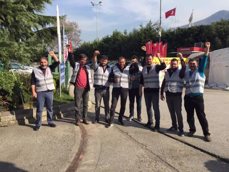 ilkgunden365gunemucadeleyeiscidostlariylahepbirlikte.jpg