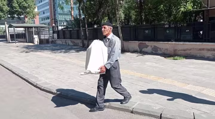 baba-arslan-oglumun-kemiklerinin-oldugu-kutuyu-verdiklerinde-diyarbakir-basima-yikildi-1058270-5.jpeg