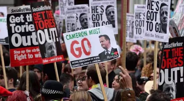 cameron-in-istifasini-isteyen-protestocular-basbakanligi-kusatti-1460221839.jpg