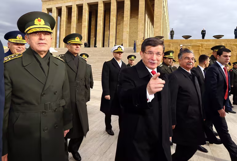 davutoglu_komutanlarla.jpg