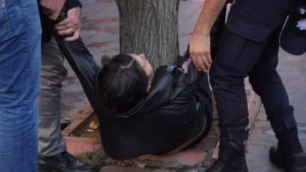 hdp-milletvekili-feleknaz-uca-polis-tarafindan-darp-edildi-1477485749.jpg