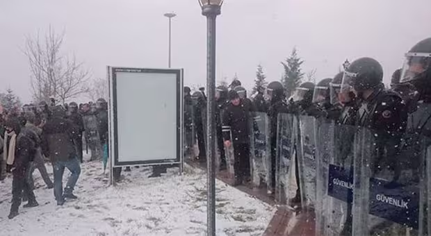 kocaeli-universitesi-nde-roboski-anmasina-polis-saldirisi-28-gozalti-100600-5.jpg