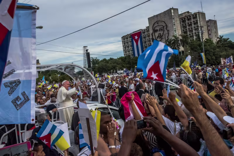 plaza_de_la_revolucion_papa_ve_che.jpg