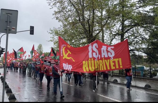 İstanbul 1 Mayıs’ının en net mesajı (dersi): Taksim dâhil gasbedilen tüm haklarımız için işçiler birleşin, ayrı gayrı yok! 