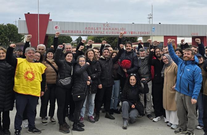Dersimiz dayanışma dedi; öğrencilerini ve işçileri iş, aş, hürriyet mücadelesinde yalnız bırakmadı! Onlar da Levent yoldaşımızı! Dayanışma dersi, geride kimseyi bırakmamak için açık derslerle, sınıf okullarıyla devam ediyor! 