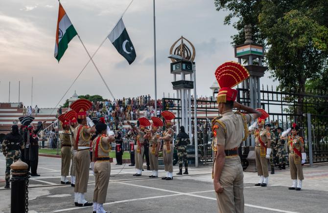 Hindistan ve Pakistan arasında kısa süreli Keşmir savaşı 