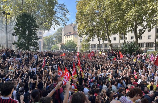 Fransa’da kemer sıkma planına işçi sınıfının cevabı devasa eylemler ve grev dalgası