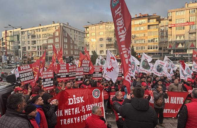 Metal sektöründe Eylül ayından beri devam eden MESS grup toplu iş sözleşmesi görüşmeleri 22 Ocak tarihinde anlaşmayla sonuçlandı. Türk-İş’e bağlı Türk Metal, DİSK’e bağlı Birleşik Metal-İş ve Hak-İş’e bağlı Öz Çelik-İş sendikalarının da ortak imzasıyla sonuçlanan anlaşmaya göre ilk olarak saat ücreti brüt 140 liranın altında olanlara 140 lirayı geçmemek üzere 10 lira tamamlama yapılacak. Ardından tüm ücretlere önce yüzde 20 zam yapılacak ve bu zammın üzerine brüt 17,61 lira seyyanen ek yapılacak. İkinci alt