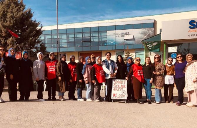 Smart Solar grevinden bir işçi kadın: Smart Solar grevinden selamlar