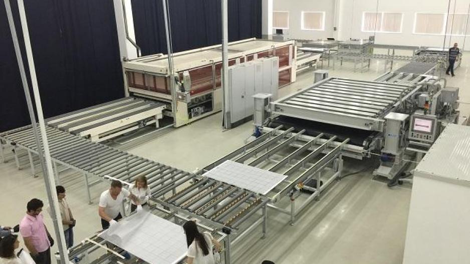 Tuzla Ht Solar fabrikasından bir metal işçisi Tuzla Ht Solar fabrikasından bir metal işçisi