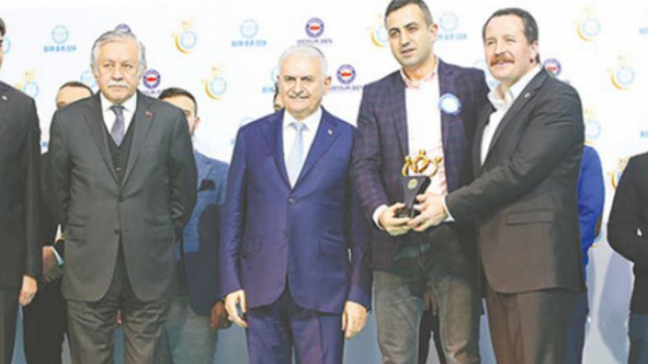 Kadın düşmanı Yeni Akit ’e, Binali Yıldırım eliyle ödül