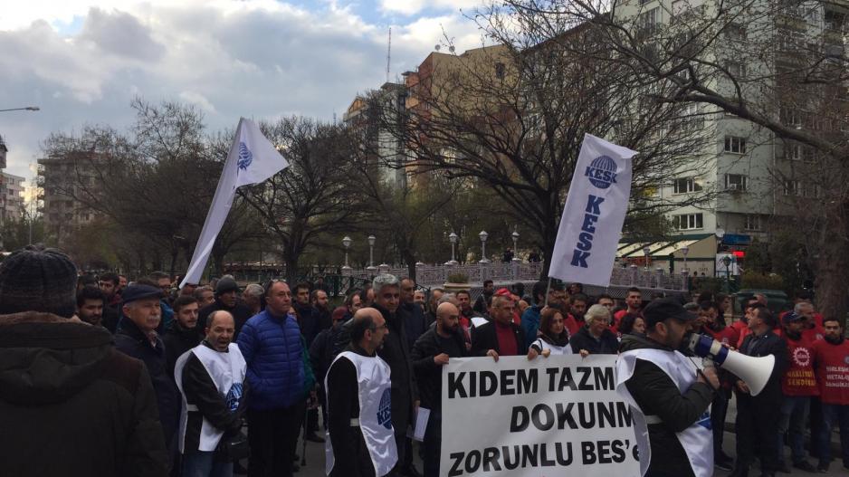 Eskişehir’de emekçiler kazanılmış haklarının gaspına karşı basın açıklaması düzenledi Eskişehir’de emekçiler kazanılmış haklarının gaspına karşı basın açıklaması düzenledi