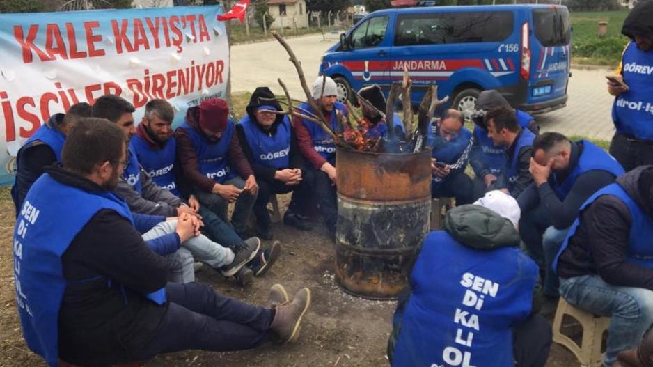 Kale Kayış'ta fiili grev devam ediyor Kale Kayış'ta fiili grev devam ediyor