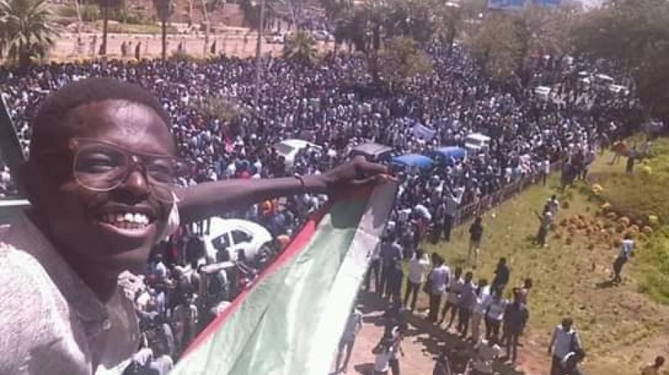 Sudan devrimi Genelkurmay’ın kapısına dayandı Sudan devrimi Genelkurmay’ın kapısına dayandı