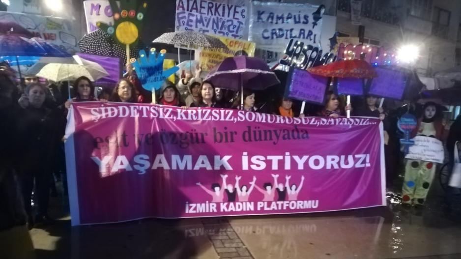 İzmir'de yüzlerce kadın şiddete karşı sokaktaydı İzmir'de yüzlerce kadın şiddete karşı sokaktaydı