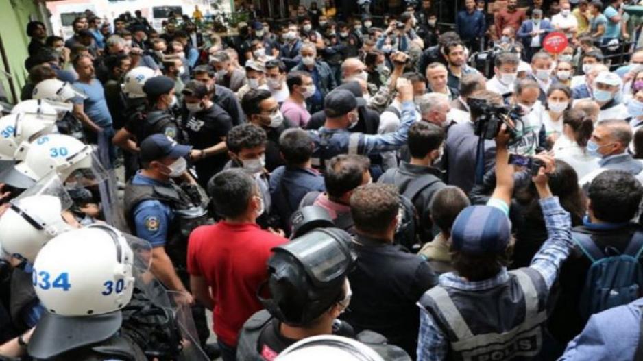 İstibdad rejiminde Kürtlere seçmek seçilmek, televizyona çıkmak ve yürümek yasak! İstibdad rejiminde Kürtlere seçmek seçilmek, televizyona çıkmak ve yürümek yasak!