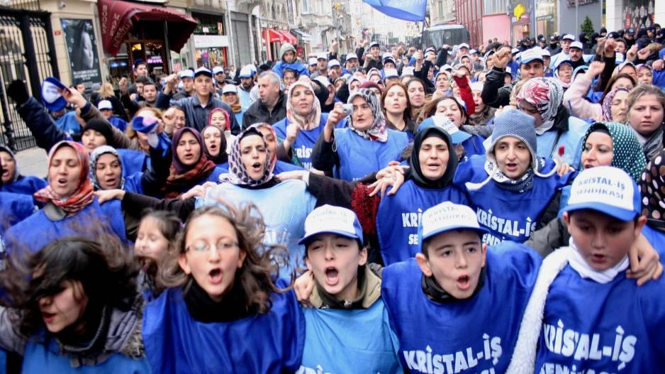 Pınar Gültekin’in vahşice katledilmesinin ardından hem kadın cinayetleri hem de kadına karşı şiddetin engellenmesine yönelik, 2011 yılında İstanbul’da imzaya açıldığı için İstanbul Sözleşmesi olarak bilinen uluslararası sözleşme üzerine tartışmalar gündeme geldi. “Kadınlar kadınları destekliyor” sloganıyla başlayan sosyal medya kampanyası “İstanbul Sözleşmesi yaşatır” sloganının da ön plana çıkmasına sebep oldu. Çünkü Pınar Gültekin’in öldürülmesi, İstanbul Sözleşmesi’nin iptal edilmesinin tartışıldığı bir